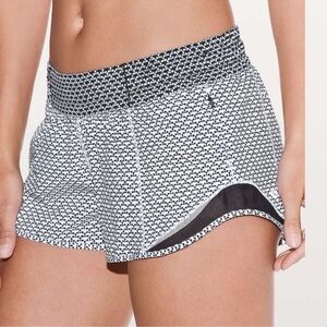 Lululemon Athletica Women's Black & White Hotty Hot Sz 8 Athletic Running Shorts